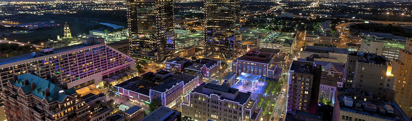 brian-luenser-fort-worth-plaza-lights